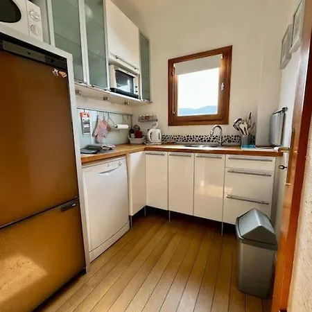 Les Pieds Dans L'eau Apartment *