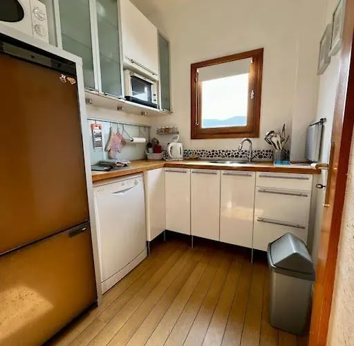 Les Pieds Dans L'eau Apartment *