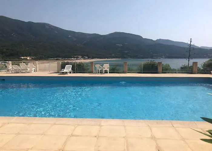 Les Pieds Dans L'eau Apartment *